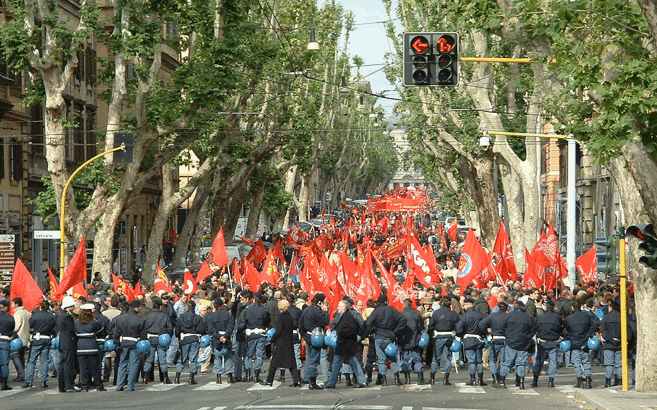 Roma 7/11/2003 - La polizia chiude la coda del corteo